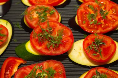 Bir ızgara tava yüzey üzerinde taze sebze dilim. Seçici foc