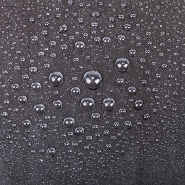 Bir renk arka plan üzerinde Su damlacıkları. Seçici odak. Sığ d