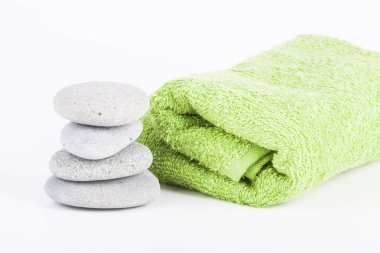 Gri çakıl taşları ve terry havlu spa yordam için. Seçici 