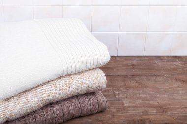 Ahşap tablo karşısında hafif bir duvar örme elbise yığını