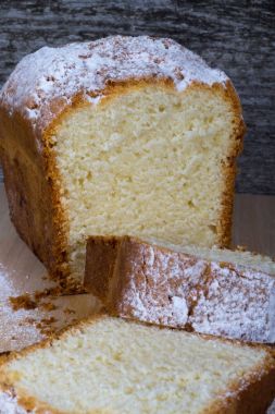 Lor pastası ahşap masanın üzerine pudra şekeri ile dilim. Seçileceği yer