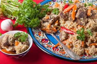 Kurutulmuş meyve ile sıcak lezzetli pilav. Seçici odak