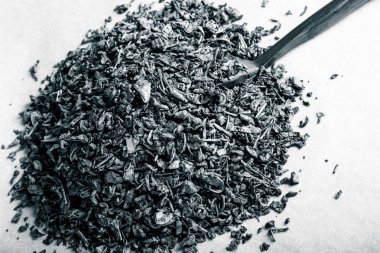 Hafif bir arka plan üzerinde yeşil çay. Seçici odak. Sığ derinlik 