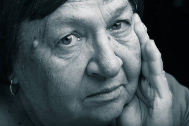 Yaşlı kadın portresi. Soru. Tonda