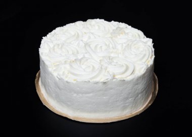 Siyah bir zemin üzerine krem dekor ile ev yapımı kek