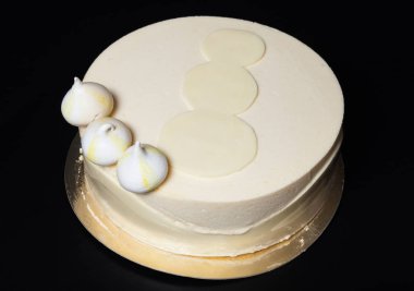 Siyah bir zemin üzerine krem dekor ile ev yapımı kek