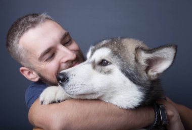Köpekli genç bir adamın portresi.