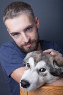 Köpekli genç bir adamın portresi.