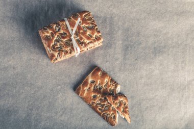 Açık renkli bir şerit ile çerezleri tohumları ile bağlı. Tonda