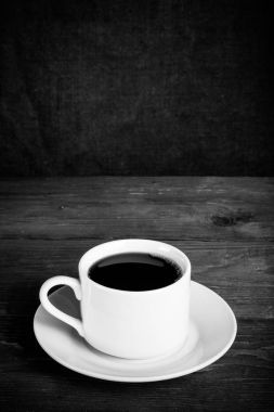 Beyaz fincan çay b arka planı eski ahşap tablo