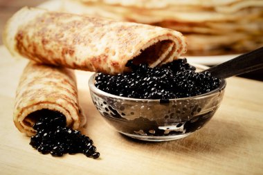 Rusça krep - blini havyar ile. Seçici odak. Tonda