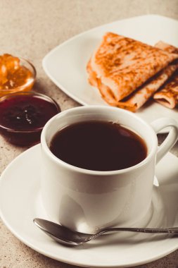 Reçel, ekşi krema ve Rus krep - çay blini. Hedef