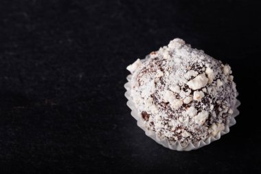 Arduvaz arka plan üzerinde bir çikolata şeker