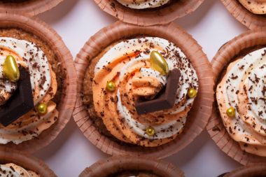 Turuncu ve beyaz creamcheese ve çikolata ile vanilya cupcakes