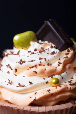 Turuncu ve beyaz creamcheese ve çikolata ile vanilya cupcakes