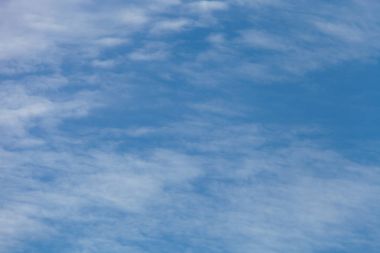 Beyaz bulutların üstünde mavi bir gökyüzü. Seçici odak