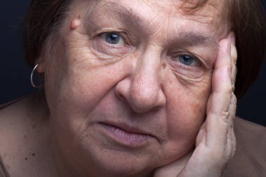 Yaşlı kadın portresi. Dikkat