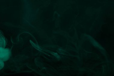 Bir siyah arka plan üzerinde duman bulutu. Seçici odak. Tonda