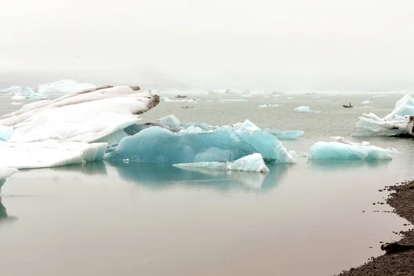 Ledovce jokulsarlon lagoon na jihu Islandu. Tónovaný — Stock fotografie