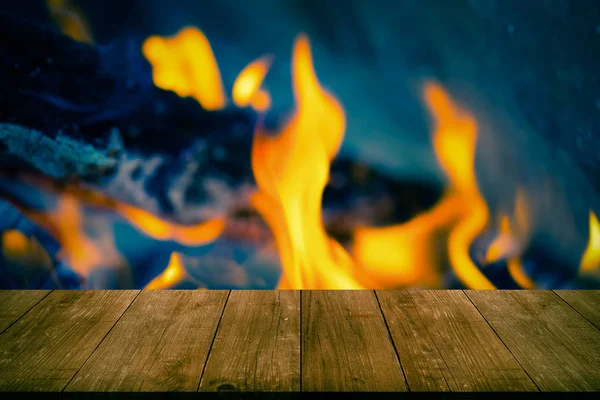 Vista desde mesa de madera a llama brillante de hoguera. Collage. Defo. —  Fotos de Stock