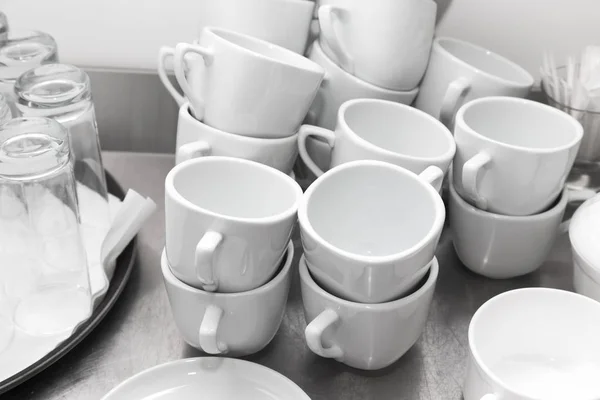 Copas y vasos en la cocina de un restaurante. Enfoque selectivo. ¿Qué? — Foto de Stock