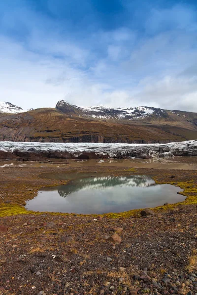 Taşlık kayalık ıssız manzara İzlanda'nın. Mou yansıması — Stok fotoğraf
