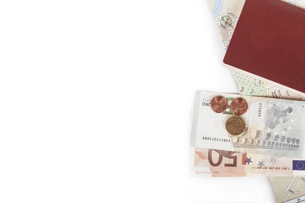 Гроші (євро), паспорт і мапі на білому тлі. Простір для — стокове фото