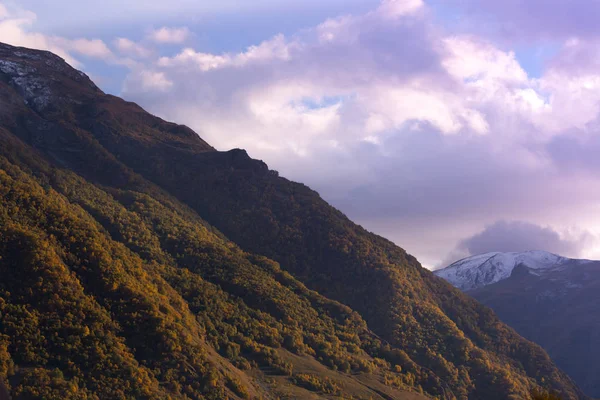 Hermoso paisaje de montaña en Georgia —  Fotos de Stock