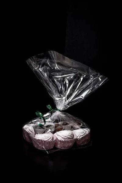 Tatlılar - şekerleme ve çikolata içinde şenlikli bir celloph kümesi — Stok fotoğraf