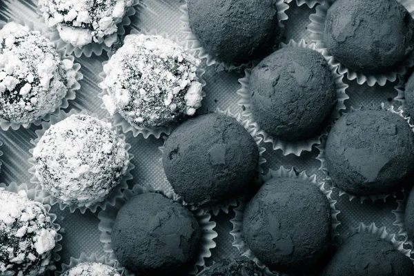 Ev yapımı çikolata truffles farklı türleri kümesi. Tonda — Stok fotoğraf