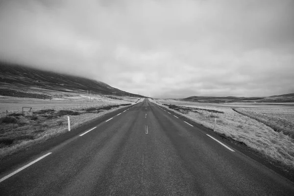 Strada asfaltata sul bellissimo paesaggio nella parte orientale dell'Islanda . — Foto Stock