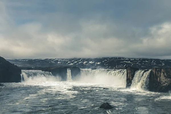 Wodospad Godafoss - piękna część stony la pustynia skalista — Zdjęcie stockowe