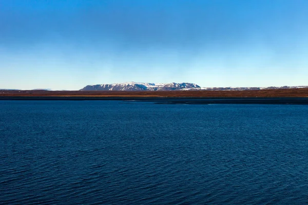 Lago azul brillante en pedregoso paisaje desierto rocoso de Islandia — Foto de Stock