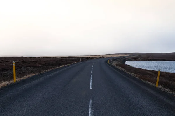 Camino de asfalto en la orilla del fiordo en el este de Islandia — Foto de Stock