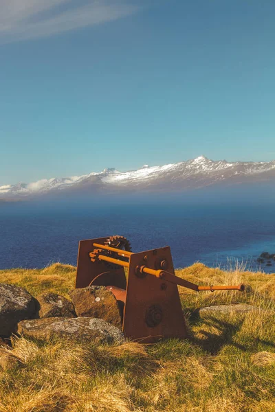 Antiguo mecanismo oxidado en la orilla del fiordo en el este de Islandia — Foto de Stock