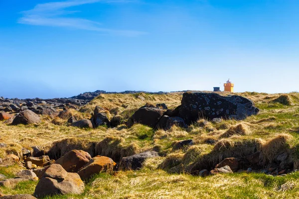 Steenachtige kust van de fjord in het oosten van IJsland — Stockfoto