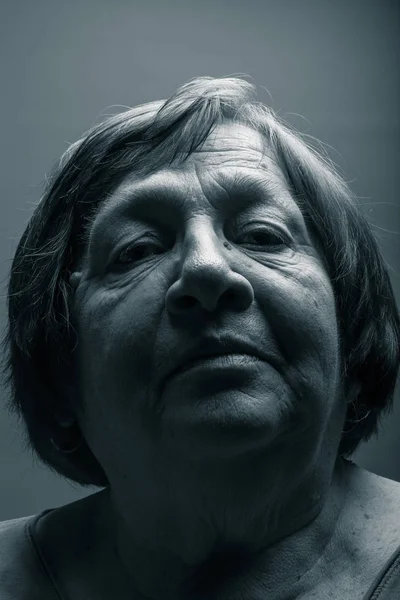 Porträtt av äldre kvinna. Uppmärksamhet. Tonas — Stockfoto