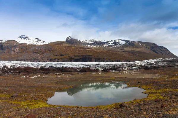 Le paysage rocheux désert et pierreux de l'Islande. Reflet de mou — Photo