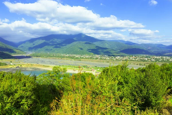 Wunderschöne herbstliche Berglandschaft in Kacheti. Georgien. gemildert — Stockfoto