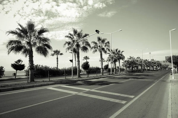 Autoroute sur remblai dans le district de Mahmutlar Alanya Turquie. tonique — Photo