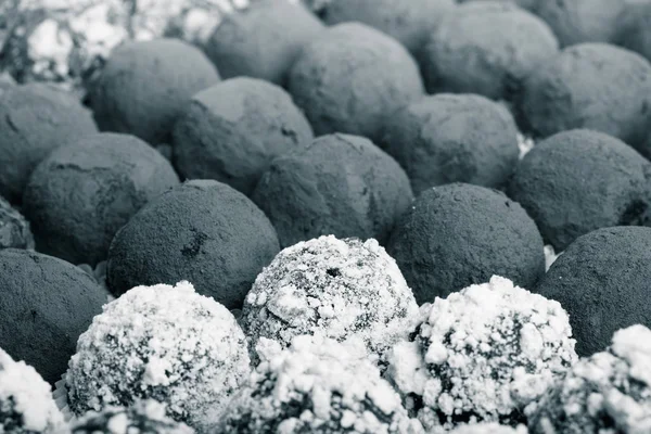 Ev yapımı çikolata truffles farklı türleri kümesi. Seçici — Stok fotoğraf