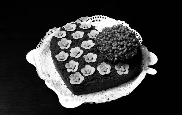 Bolo de chocolate com planta natural em um pote e flores de açúcar — Fotografia de Stock