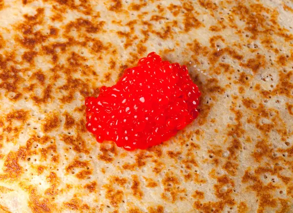 Crêpes russes - blini au caviar. Concentration sélective — Photo