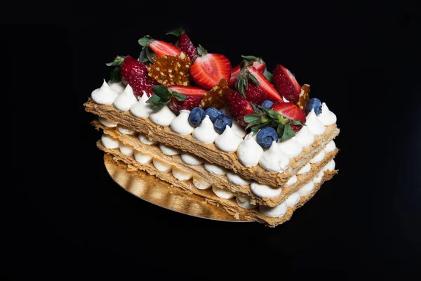Домашний пирог со сливками и ягодами — стоковое фото