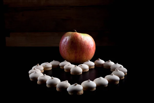 Petits biscuits posés en forme de cœur et pomme mûre sur noir — Photo