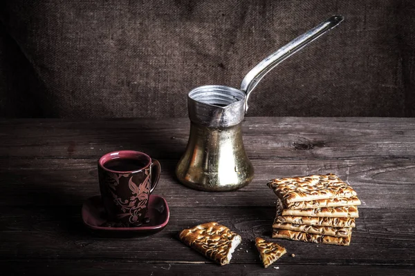 Coupe de cofee, tirk et biscuits sur une vieille table en bois face au sac — Photo