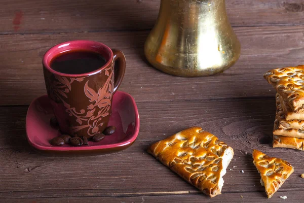Coupe de cofee, tirk et biscuits sur une vieille table en bois face au sac — Photo