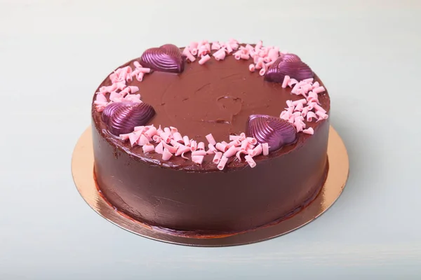 Zelfgemaakte cake met Valentijnsdag decor op een lichte achtergrond — Stockfoto