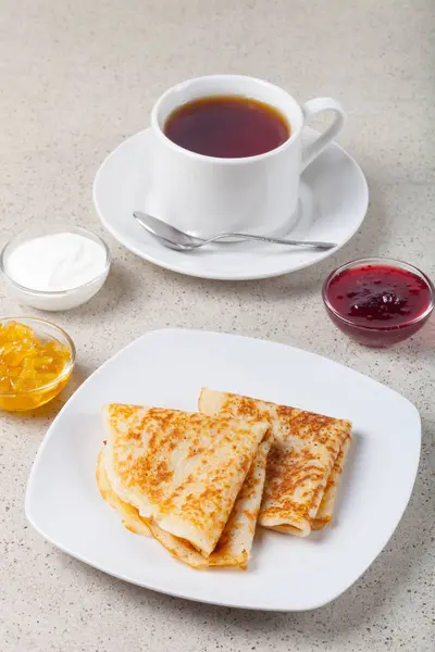 Tasse de thé avec confiture, crème sure et crêpes russes - blini — Photo
