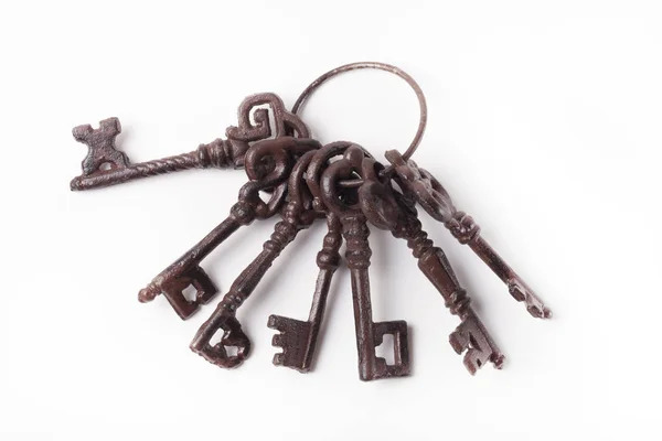 Bündel alter Schlüssel auf hellem Hintergrund — Stockfoto